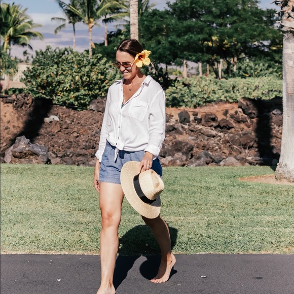 A L O H A ! 🌺 Follow me on IG @truthfullytania - Picture 1 of 1